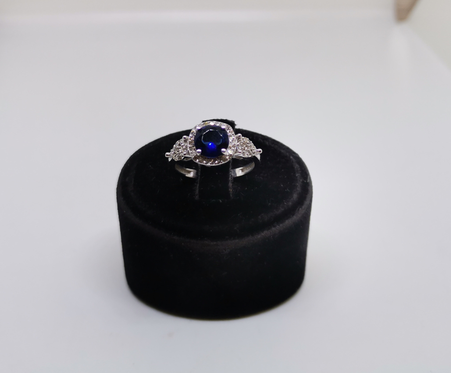 SAFİR VE PIRLANTA TAŞLI BÜYÜK TEKTAŞ MODELİ YÜZÜK