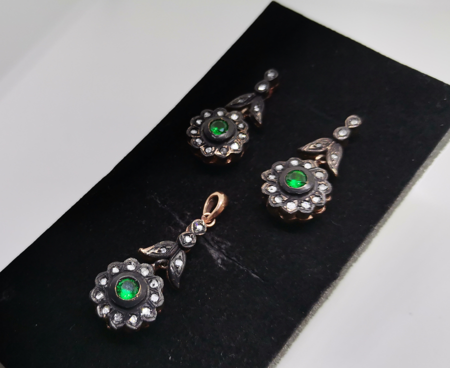 ELMAS VE ZÜMRÜT TAŞLI KOLYE KÜPE TAKIMI