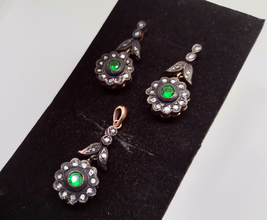 ELMAS VE ZÜMRÜT TAŞLI KOLYE KÜPE TAKIMI