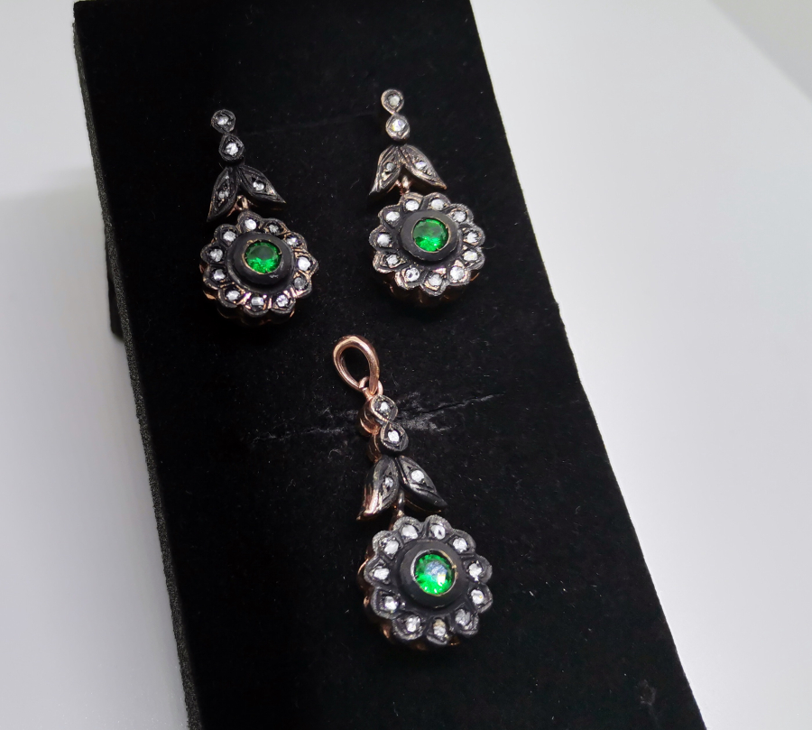 ELMAS VE ZÜMRÜT TAŞLI KOLYE KÜPE TAKIMI