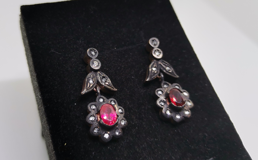 ELMAS VE YAKUT TAŞLI KÜPE TAKIMI