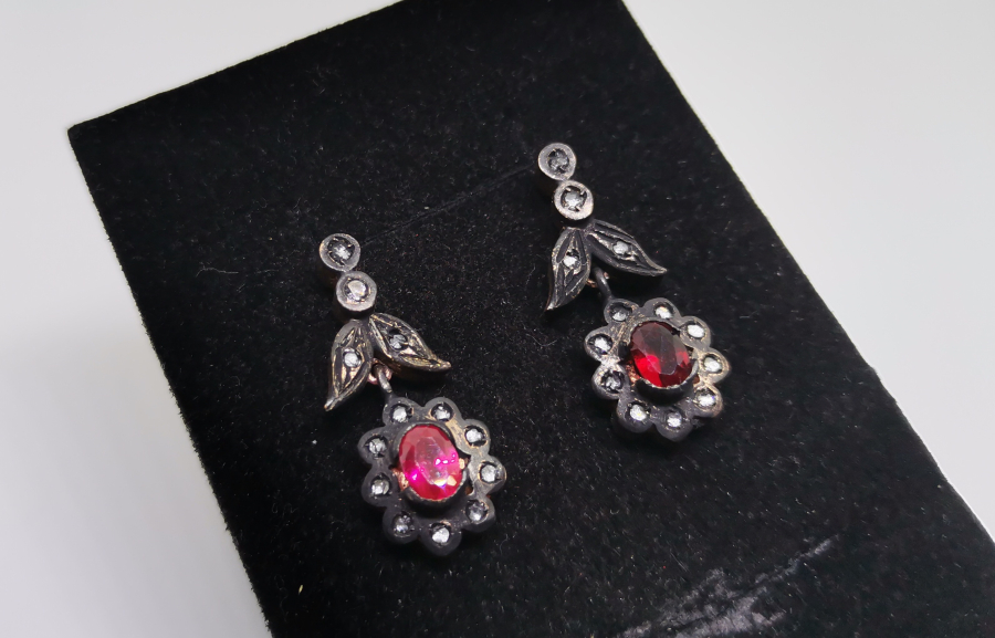 ELMAS VE YAKUT TAŞLI KÜPE TAKIMI