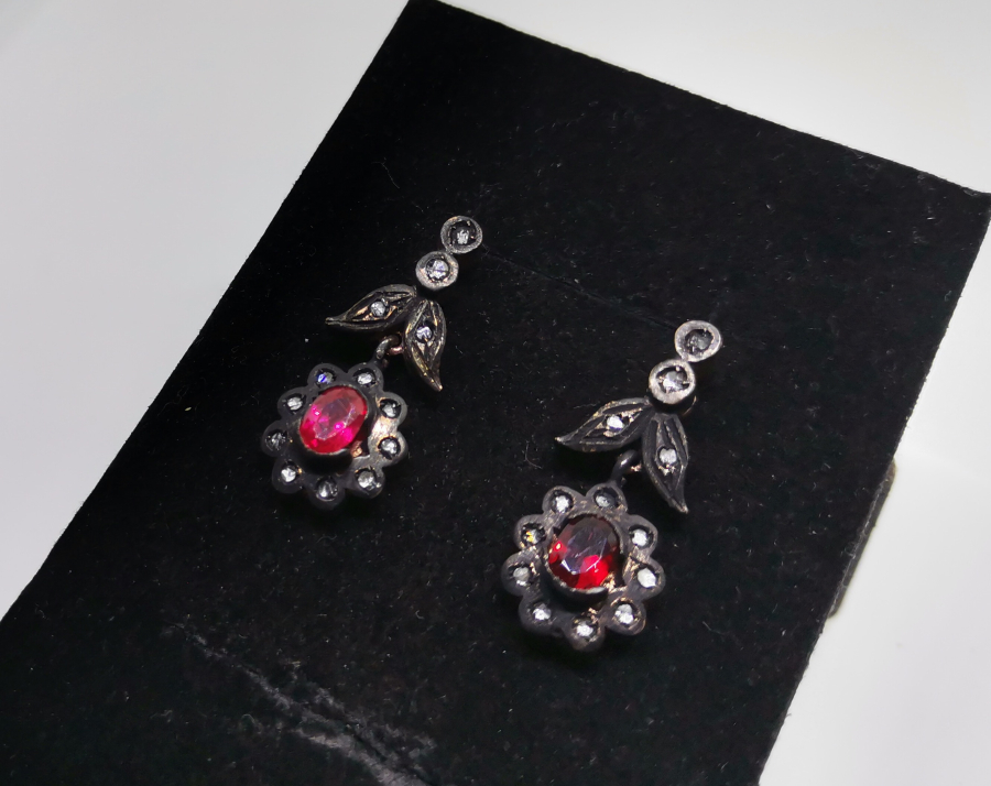 ELMAS VE YAKUT TAŞLI KÜPE TAKIMI