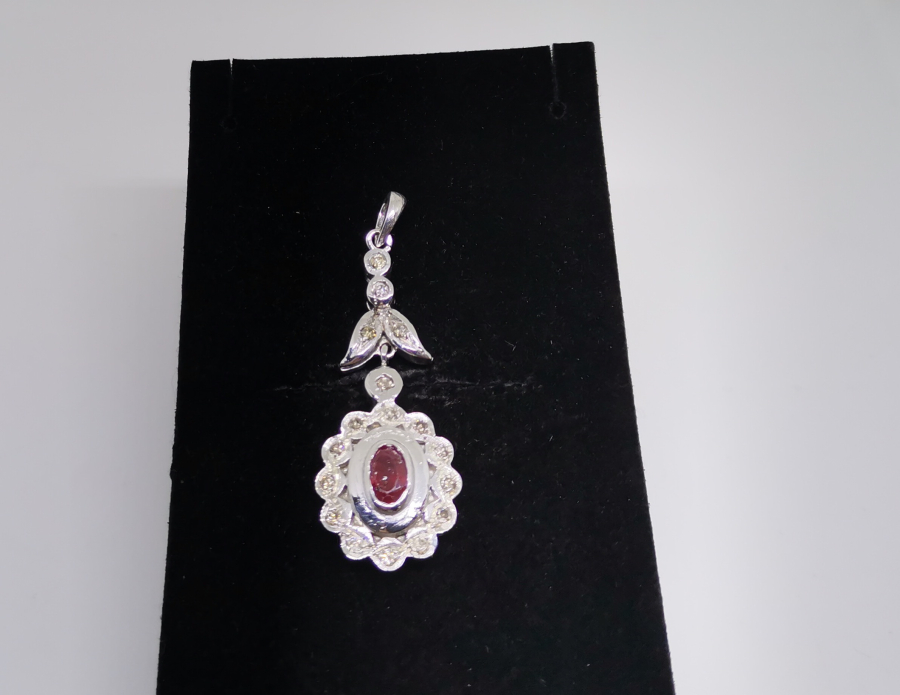 PIRLANTA VE YAKUT TAŞLI GÜL MODELİ KOLYE