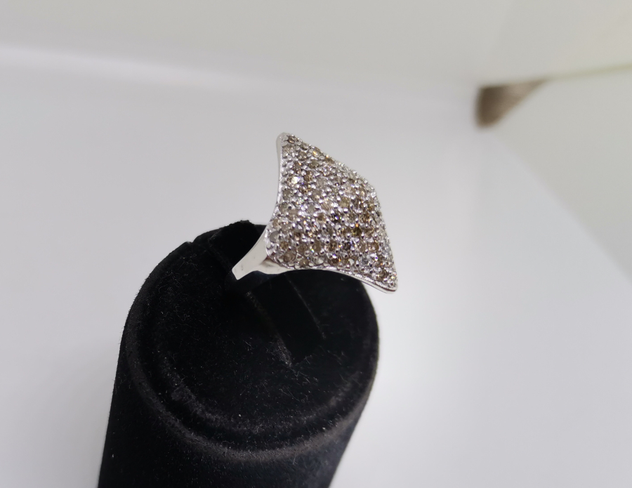 PIRLANTA TAŞLI ROMA KALKANI MODELİ YÜZÜK