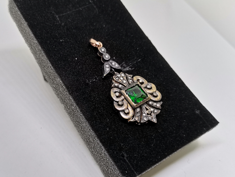 ELMAS VE ZÜMRÜT TAŞLI HÜRREM MODEL KOLYE UCU