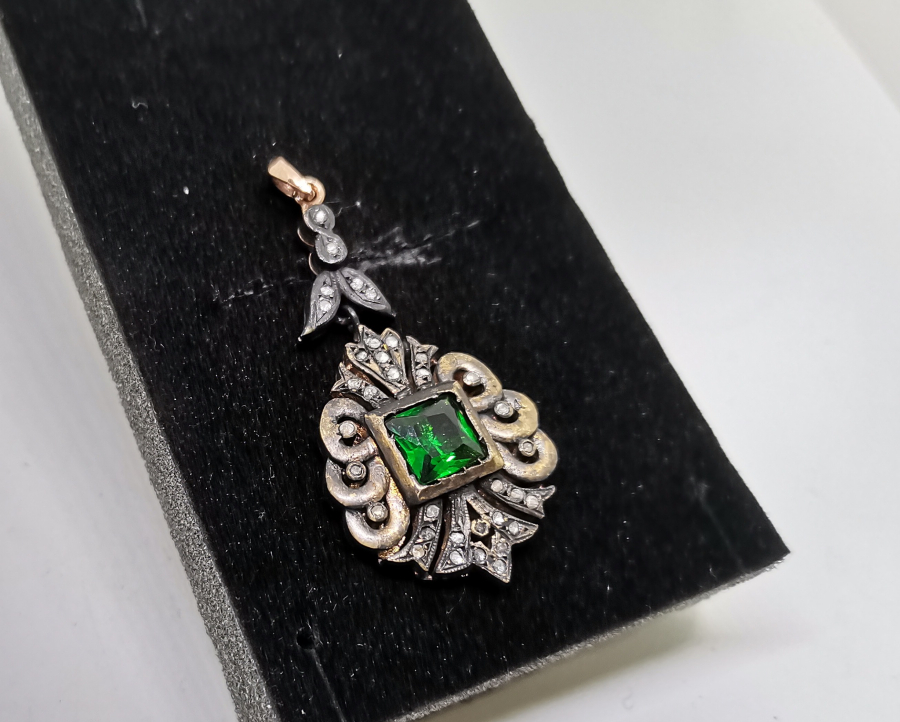 ELMAS VE ZÜMRÜT TAŞLI HÜRREM MODEL KOLYE UCU