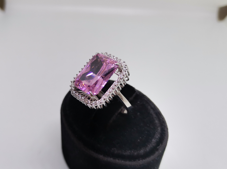 PEMBE KUVARS VE PIRLANTA TAŞLI HÜRREM MODEL YÜZÜK