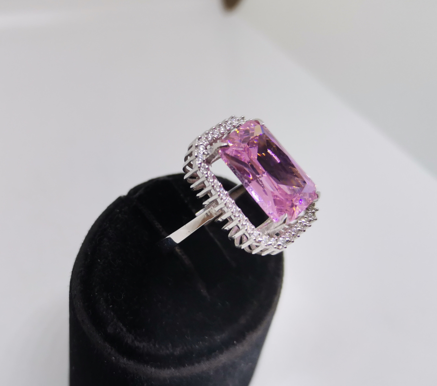 PEMBE KUVARS VE PIRLANTA TAŞLI HÜRREM MODEL YÜZÜK