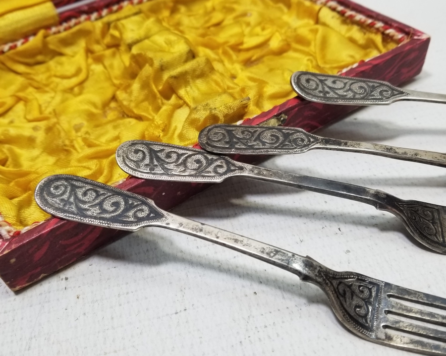 OSMANLI DÖNEMİ KUTUSUNDA SAVATLI GÜMÜŞ ÇATAL TAKIMI