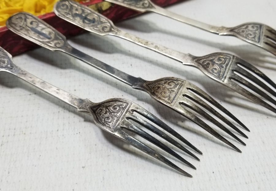 OSMANLI DÖNEMİ KUTUSUNDA SAVATLI GÜMÜŞ ÇATAL TAKIMI