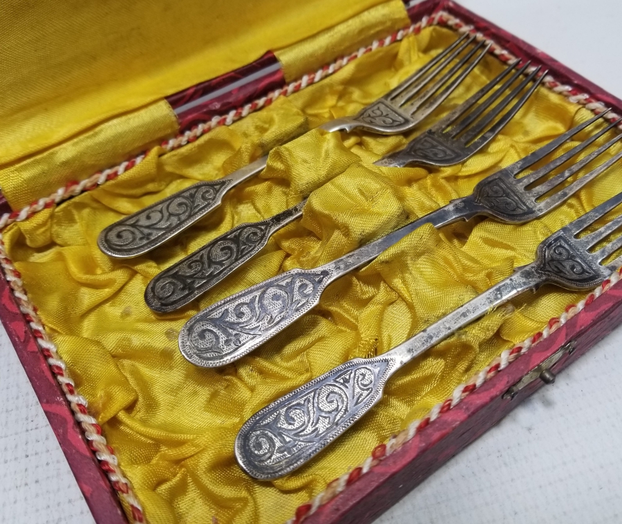 OSMANLI DÖNEMİ KUTUSUNDA SAVATLI GÜMÜŞ ÇATAL TAKIMI