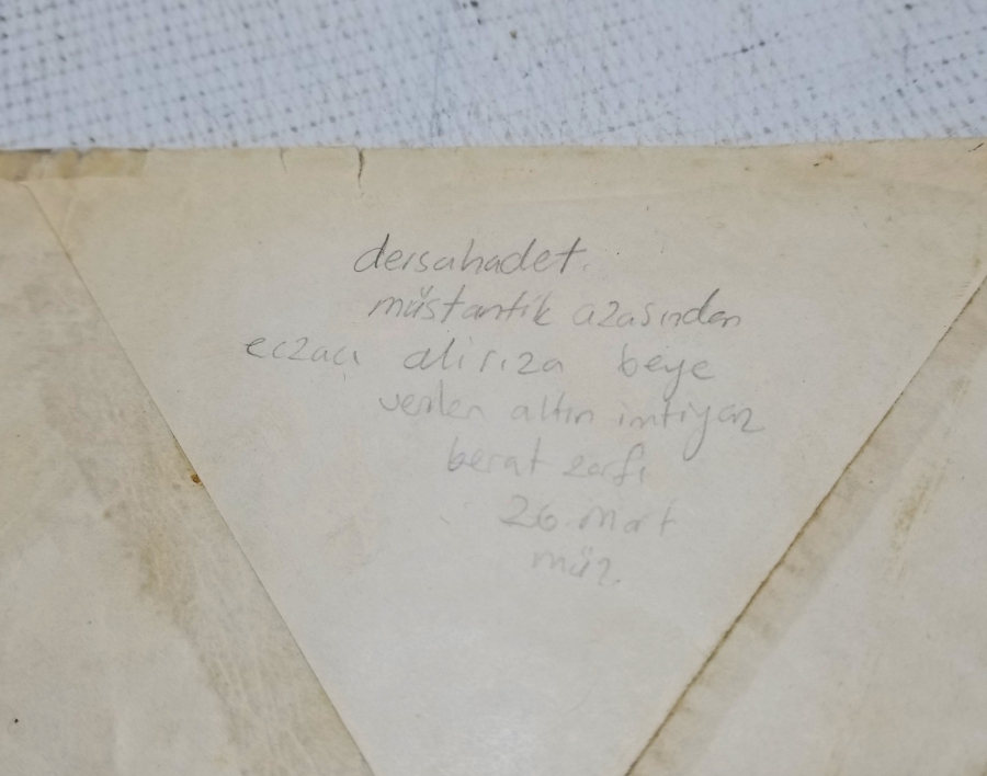 ECZACI ALİ BEY'E VERİLEN ALTIN İMTİYAZ MADALYASININ EMİR BERATI VE ZARFI