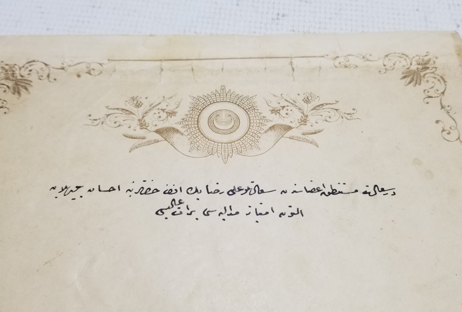 ECZACI ALİ BEY'E VERİLEN ALTIN İMTİYAZ MADALYASININ EMİR BERATI VE ZARFI