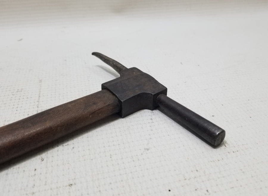 NADİR FORMDA ANTİKA ÇEKİÇ