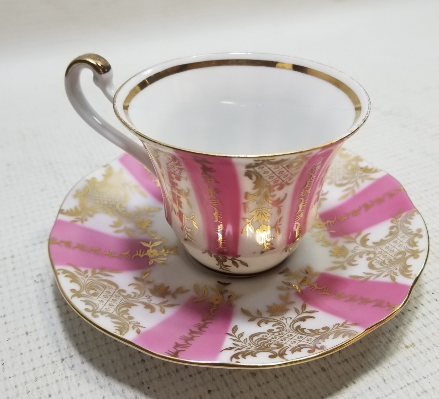 ÜZERİ ALTIN VARAKLI ANTİKA PORSELEN FİNCAN