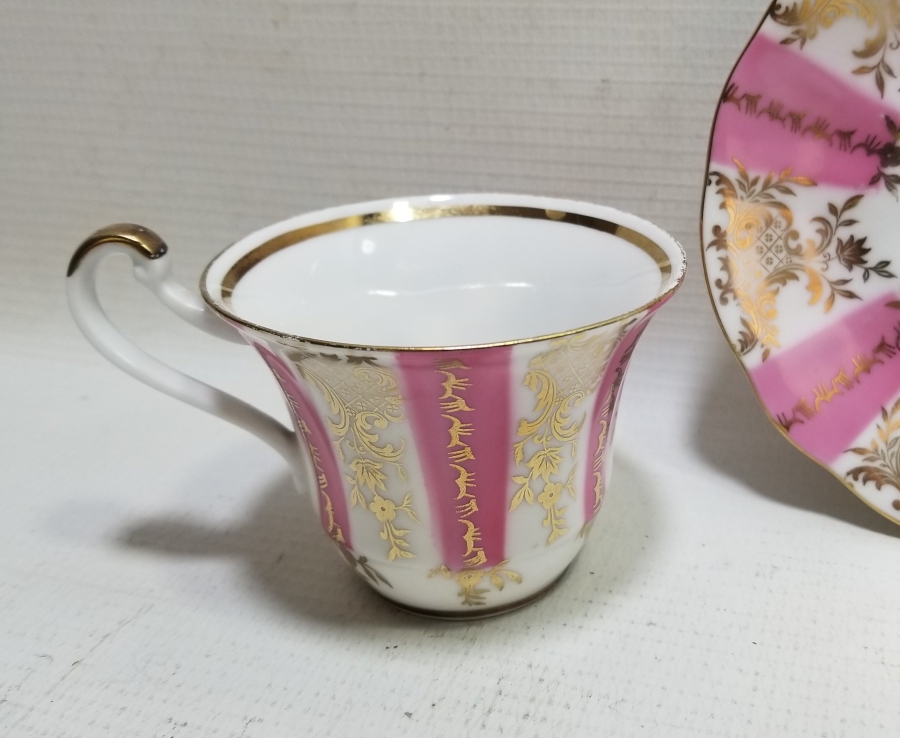 ÜZERİ ALTIN VARAKLI ANTİKA PORSELEN FİNCAN