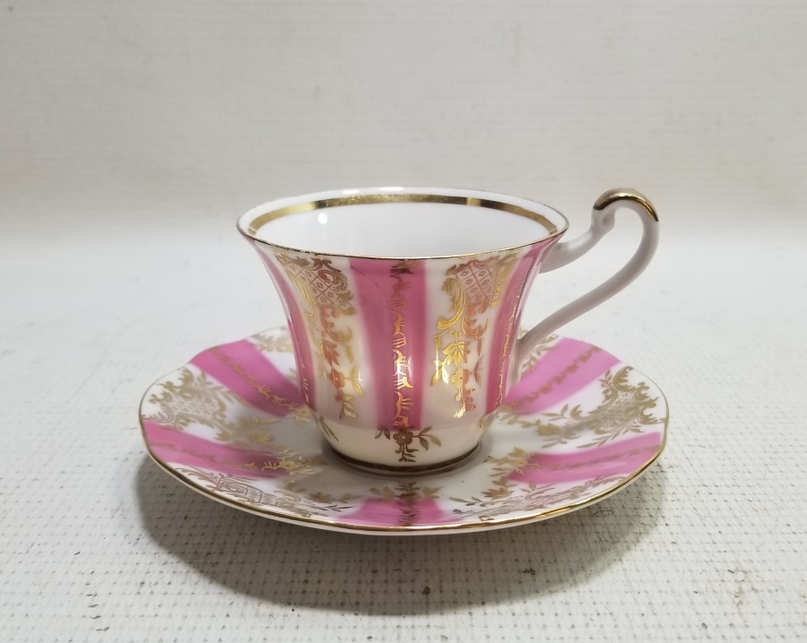 ÜZERİ ALTIN VARAKLI ANTİKA PORSELEN FİNCAN