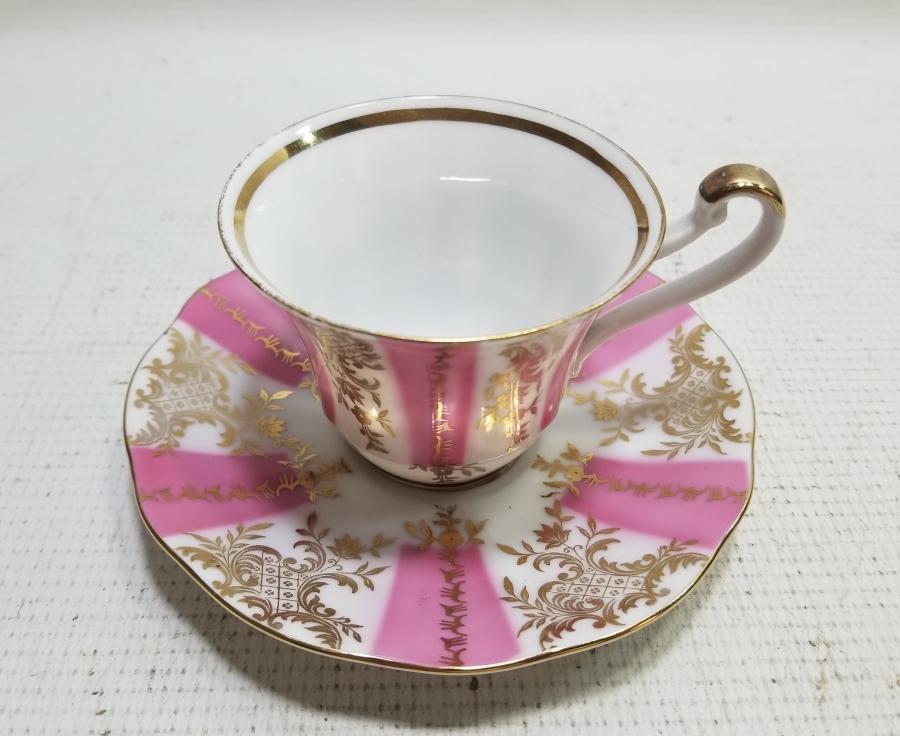 ÜZERİ ALTIN VARAKLI ANTİKA PORSELEN FİNCAN