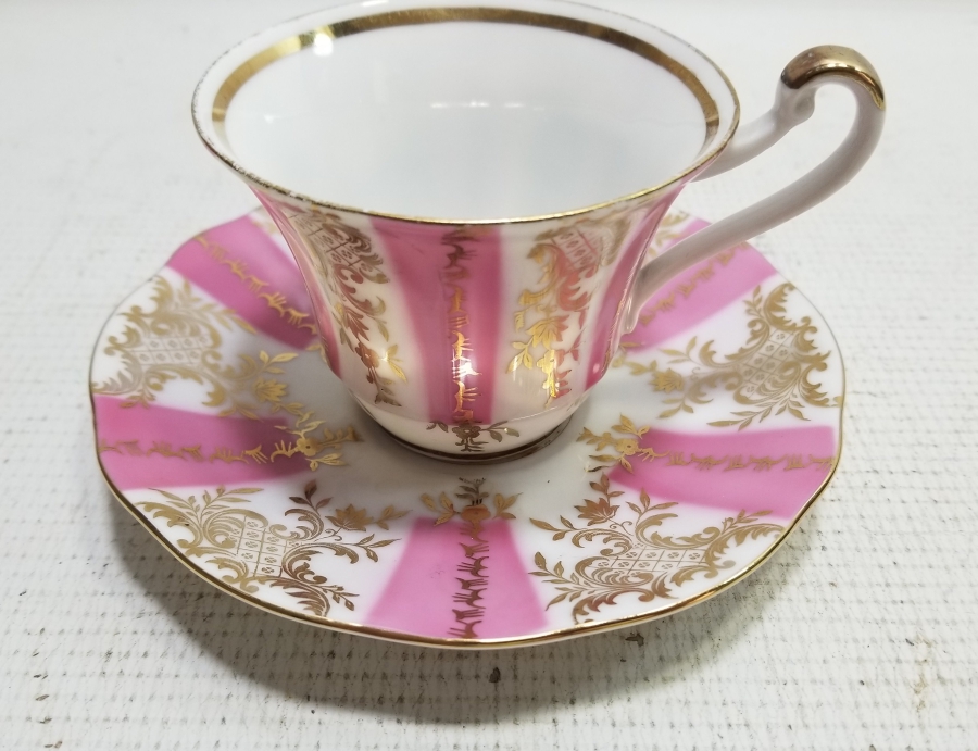 ÜZERİ ALTIN VARAKLI ANTİKA PORSELEN FİNCAN