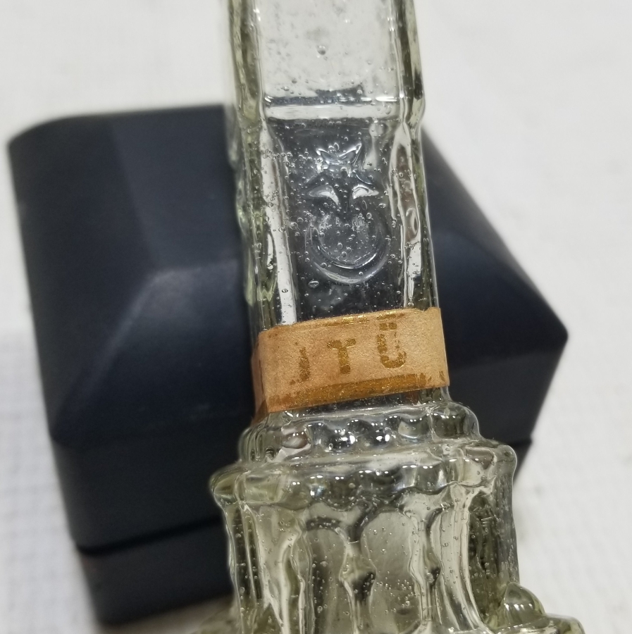 ÜZERİ AY YILDIZ VE İZMİR SAAT KULESİ FİGÜRLÜ ANTİKA CAM KOLONYA ŞİŞESİ