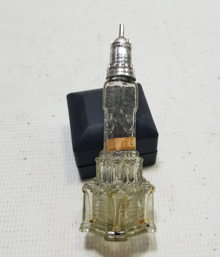 ÜZERİ AY YILDIZ VE İZMİR SAAT KULESİ FİGÜRLÜ ANTİKA CAM KOLONYA ŞİŞESİ