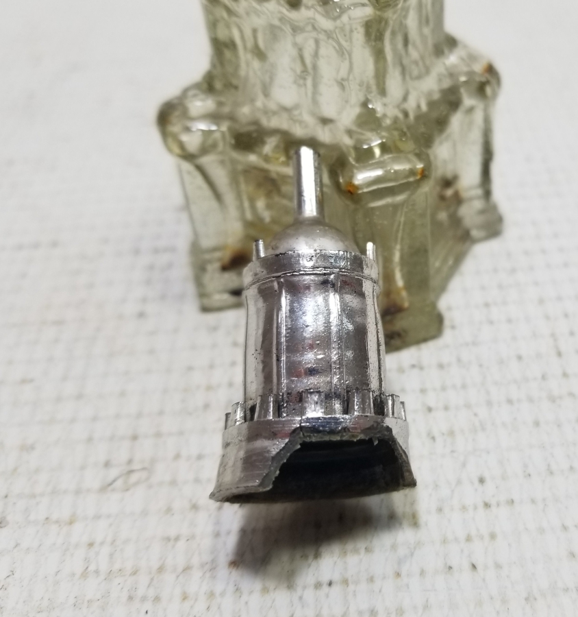 ÜZERİ AY YILDIZ VE İZMİR SAAT KULESİ FİGÜRLÜ ANTİKA CAM KOLONYA ŞİŞESİ