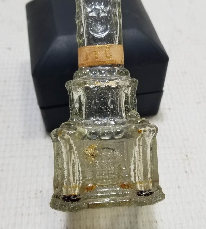 ÜZERİ AY YILDIZ VE İZMİR SAAT KULESİ FİGÜRLÜ ANTİKA CAM KOLONYA ŞİŞESİ