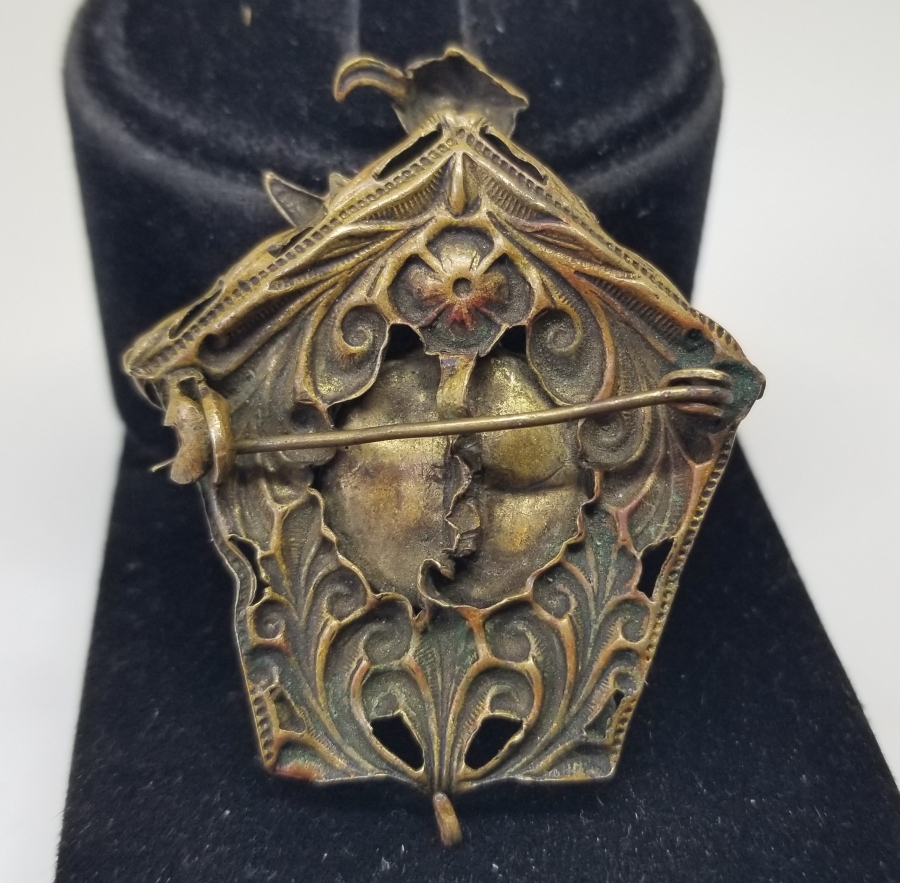 SAAT KADRANI FORMUNDA YAPILMIŞ KABARTMA İŞÇİLİKLİ OSMANLI DÖNEMİ BROŞ