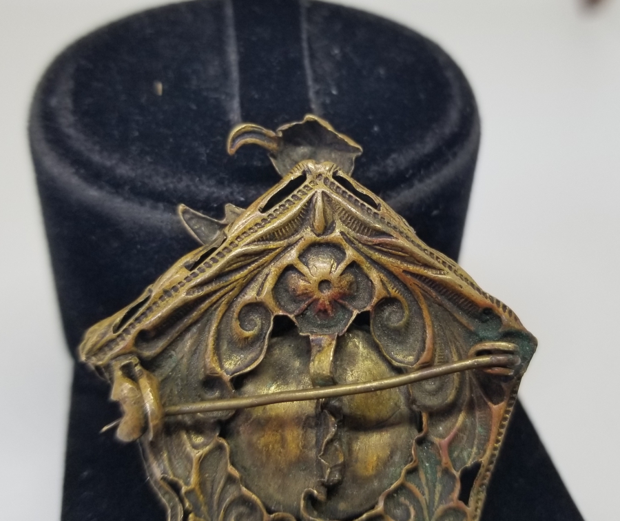 SAAT KADRANI FORMUNDA YAPILMIŞ KABARTMA İŞÇİLİKLİ OSMANLI DÖNEMİ BROŞ