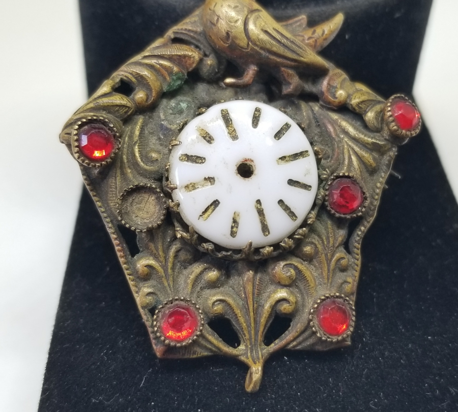 SAAT KADRANI FORMUNDA YAPILMIŞ KABARTMA İŞÇİLİKLİ OSMANLI DÖNEMİ BROŞ