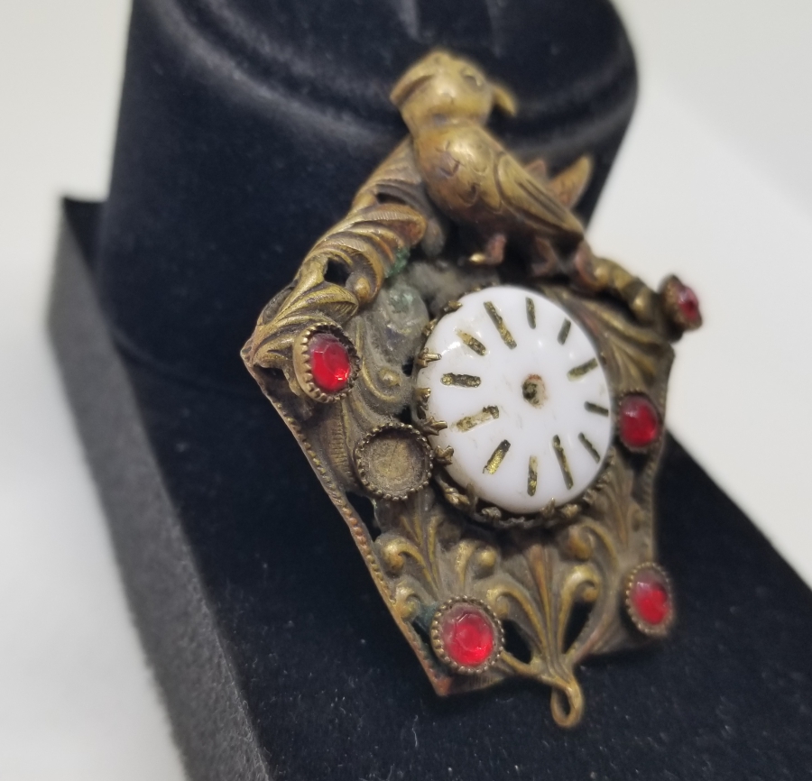 SAAT KADRANI FORMUNDA YAPILMIŞ KABARTMA İŞÇİLİKLİ OSMANLI DÖNEMİ BROŞ