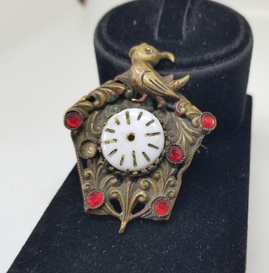 SAAT KADRANI FORMUNDA YAPILMIŞ KABARTMA İŞÇİLİKLİ OSMANLI DÖNEMİ BROŞ