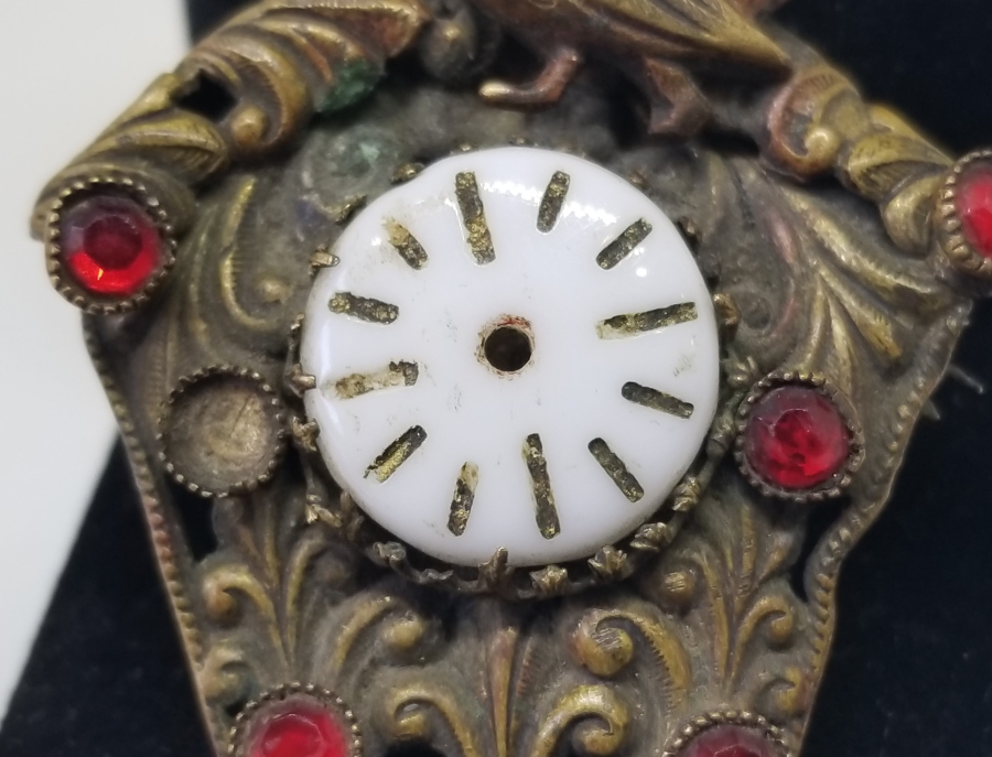 SAAT KADRANI FORMUNDA YAPILMIŞ KABARTMA İŞÇİLİKLİ OSMANLI DÖNEMİ BROŞ