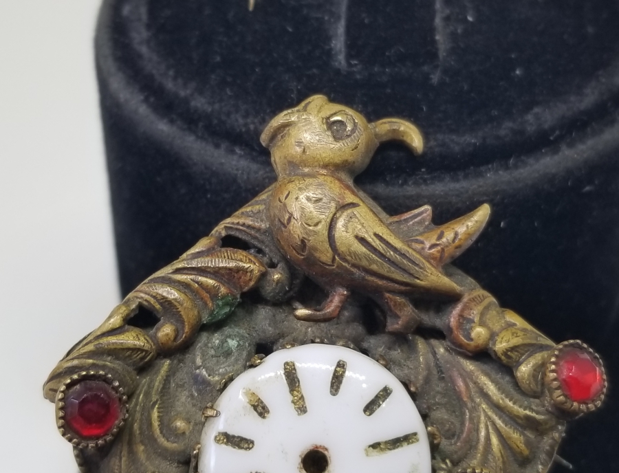 SAAT KADRANI FORMUNDA YAPILMIŞ KABARTMA İŞÇİLİKLİ OSMANLI DÖNEMİ BROŞ