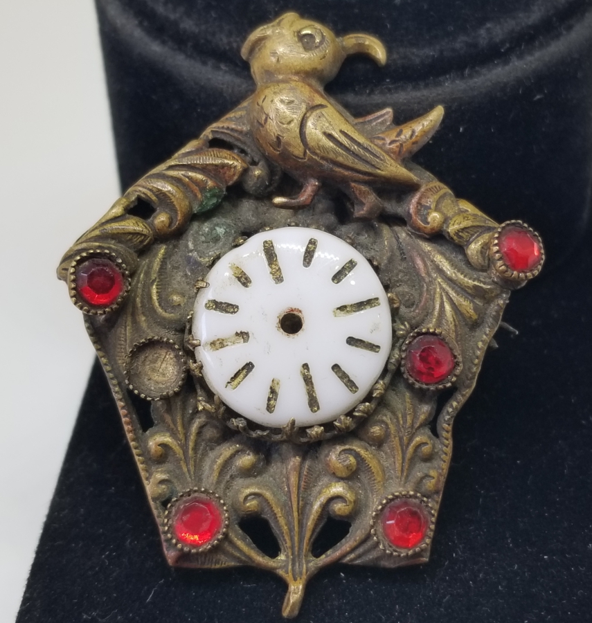 SAAT KADRANI FORMUNDA YAPILMIŞ KABARTMA İŞÇİLİKLİ OSMANLI DÖNEMİ BROŞ