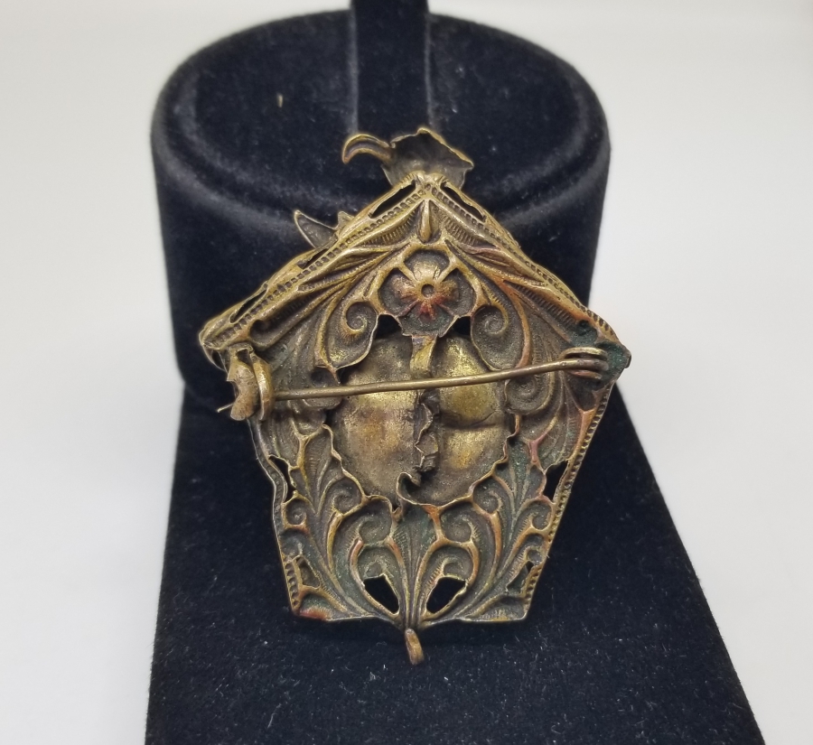 SAAT KADRANI FORMUNDA YAPILMIŞ KABARTMA İŞÇİLİKLİ OSMANLI DÖNEMİ BROŞ