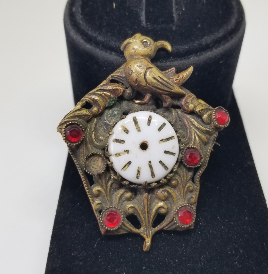 SAAT KADRANI FORMUNDA YAPILMIŞ KABARTMA İŞÇİLİKLİ OSMANLI DÖNEMİ BROŞ