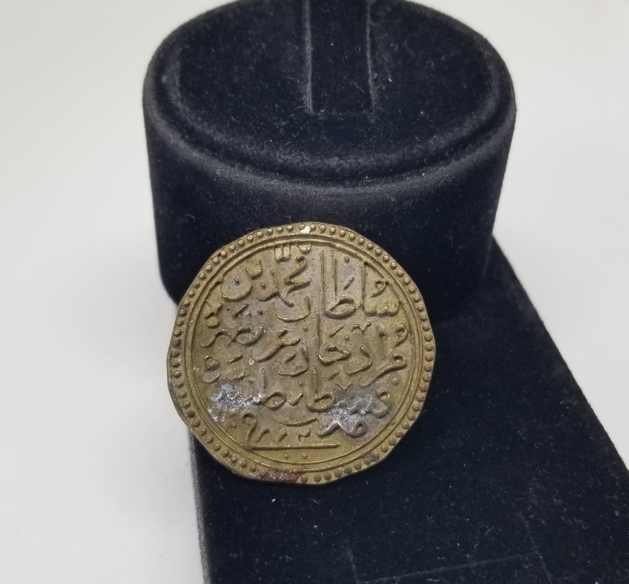 BİR TARAFI OSMANLICA BİR TARAFI LATİNCE YAZILI NADİR JETON