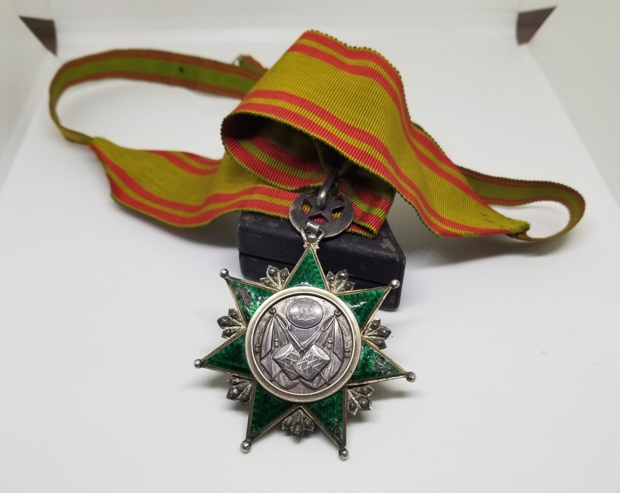 ORİJİNAL BOYUN BAĞIYLA ABDÜLAZİZ HAN DÖNEMİ ORİJİNAL ASKISIYLA 3. DERECE NİŞANİ OSMANİ