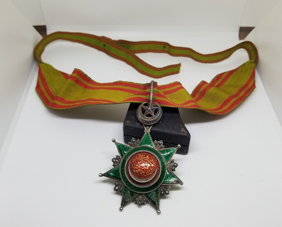 ORİJİNAL BOYUN BAĞIYLA ABDÜLAZİZ HAN DÖNEMİ ORİJİNAL ASKISIYLA 3. DERECE NİŞANİ OSMANİ