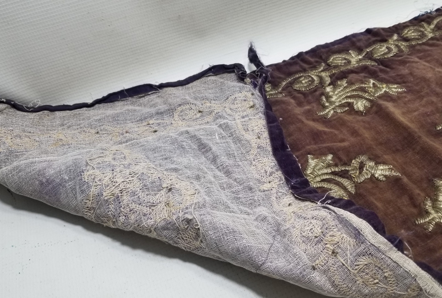 ÜZERİ SIRMA İŞÇİLİKLİ OSMANLI DÖNEMİ KADİFE SEDİR YASTIĞI