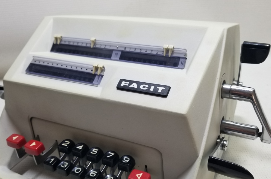 YÜKSEK KONDİSYONDA ANTİKA FACIT HESAP MAKİNESİ