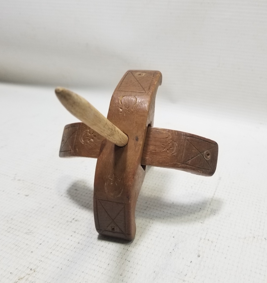 ÜZERİ AY YILDIZ FİGÜRLÜ OSMANLI DÖNEMİ AHŞAP KİRMAN