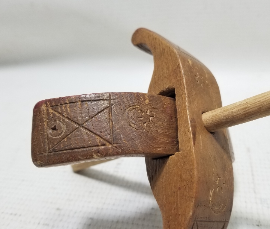 ÜZERİ AY YILDIZ FİGÜRLÜ OSMANLI DÖNEMİ AHŞAP KİRMAN