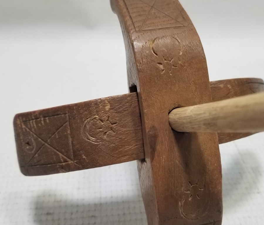 ÜZERİ AY YILDIZ FİGÜRLÜ OSMANLI DÖNEMİ AHŞAP KİRMAN