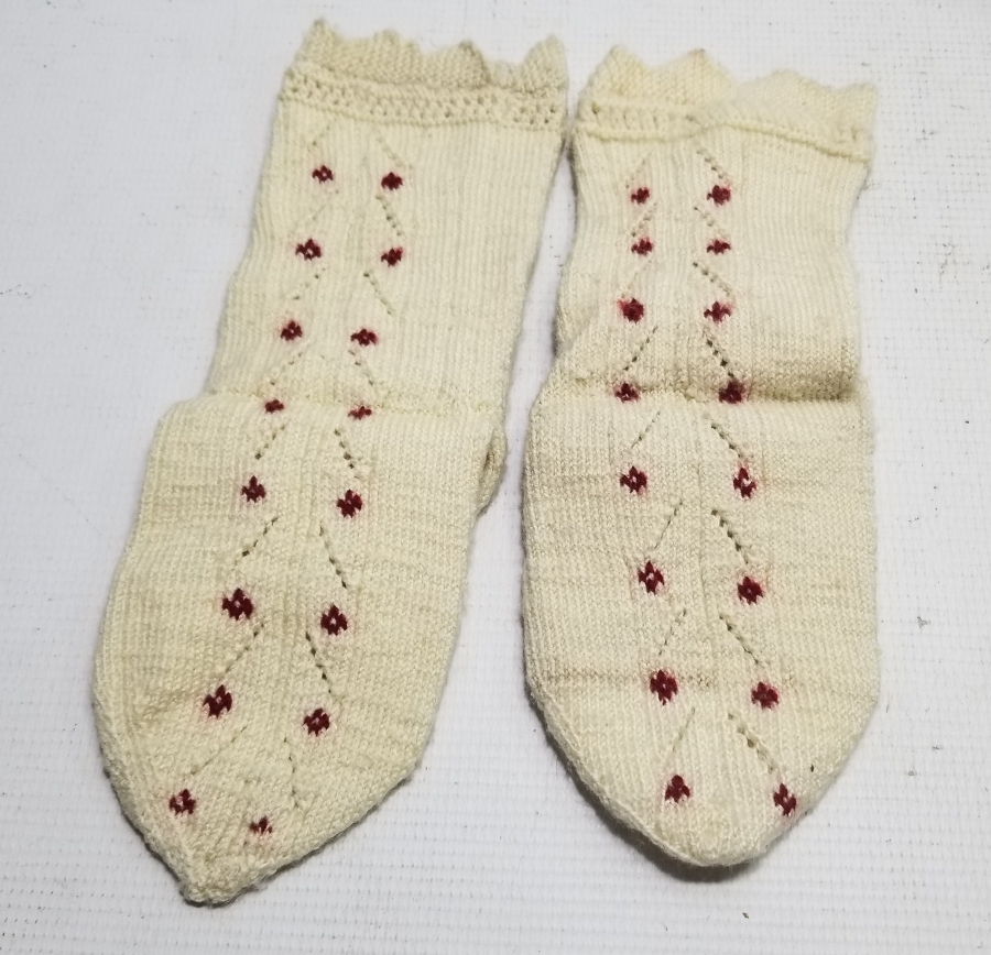 ÜZERİ HAYAT AĞACI MOTİFLİ EL ÖRME YÖRÜK ÇORABI