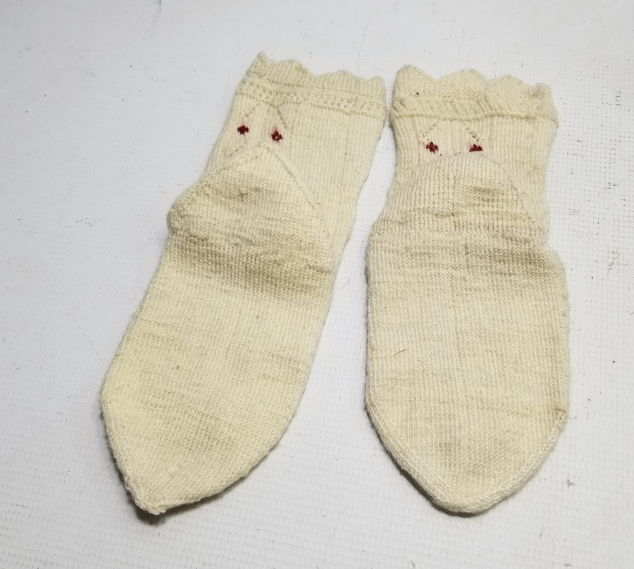 ÜZERİ HAYAT AĞACI MOTİFLİ EL ÖRME YÖRÜK ÇORABI