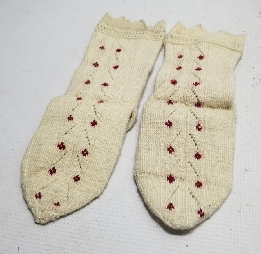 ÜZERİ HAYAT AĞACI MOTİFLİ EL ÖRME YÖRÜK ÇORABI