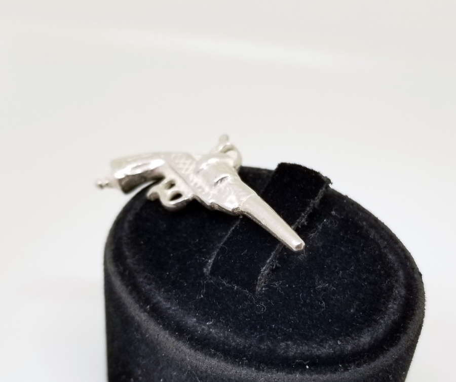 OSMANLI DÖNEMİ PİŞTOV FORMUNDA YAPILMIŞ GÜMÜŞ KÖSTEK SALLAMA PARÇASI